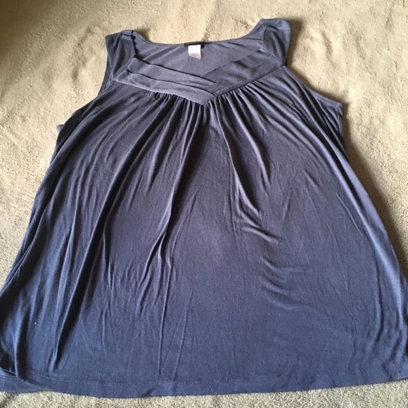 Sleeveless top. - Picture 2 of 4